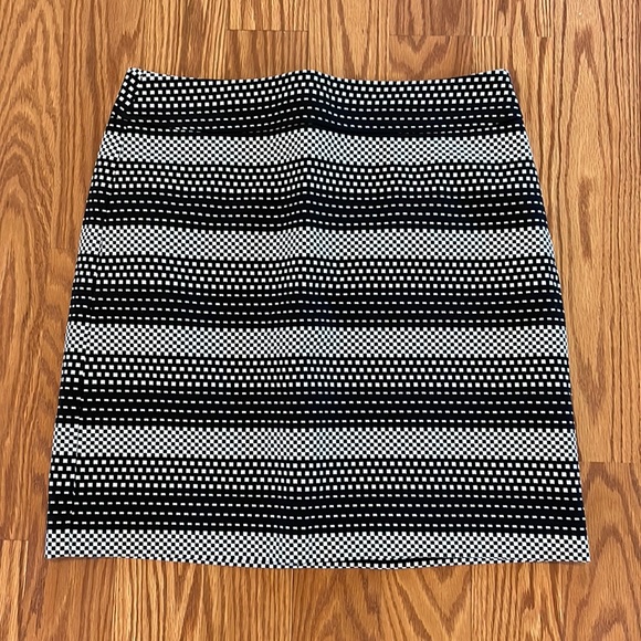 🆕 Ann Taylor LOFT Black and White Stripe Check Patterned Mini Skirt Size 2P - Picture 1 of 8